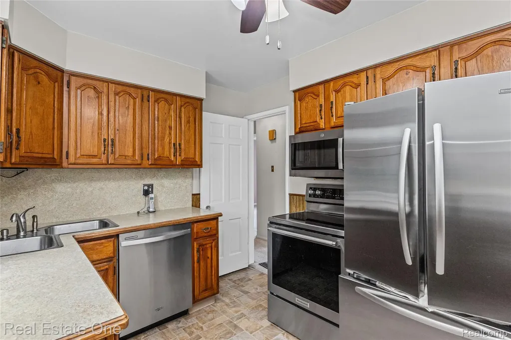 19505 Kelly Road Harper Woods City MI 48225