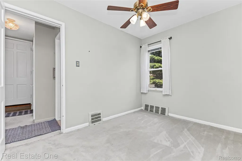 19505 Kelly Road Harper Woods City MI 48225