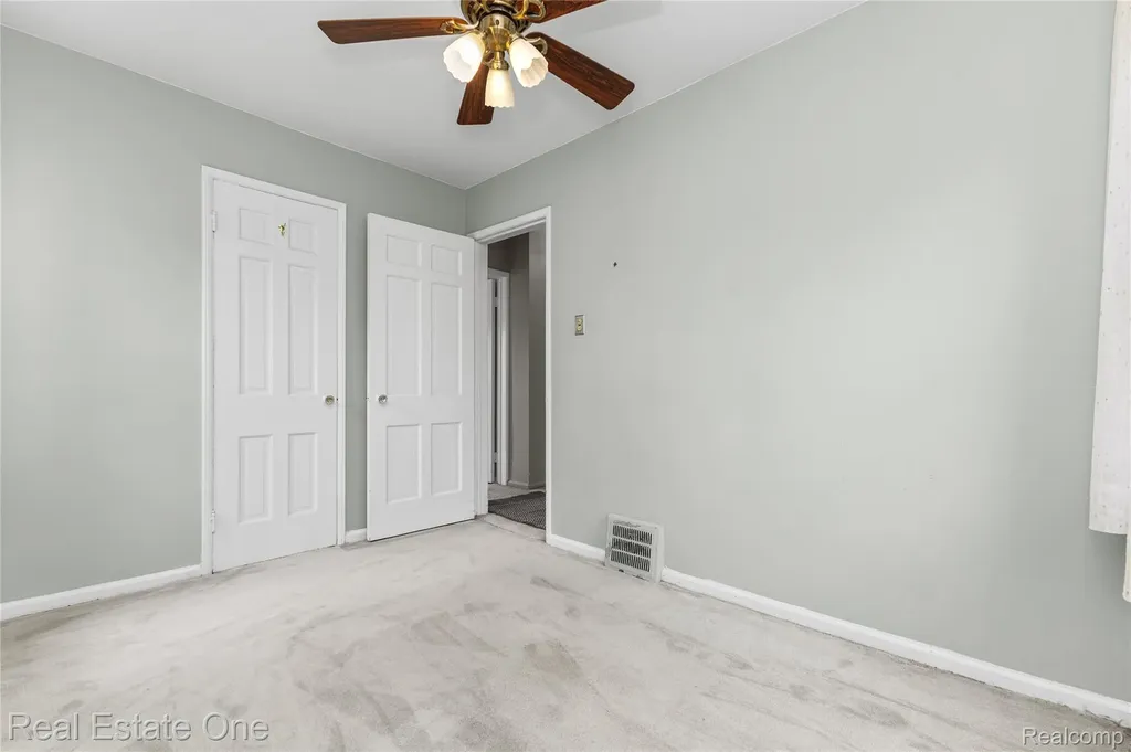 19505 Kelly Road Harper Woods City MI 48225