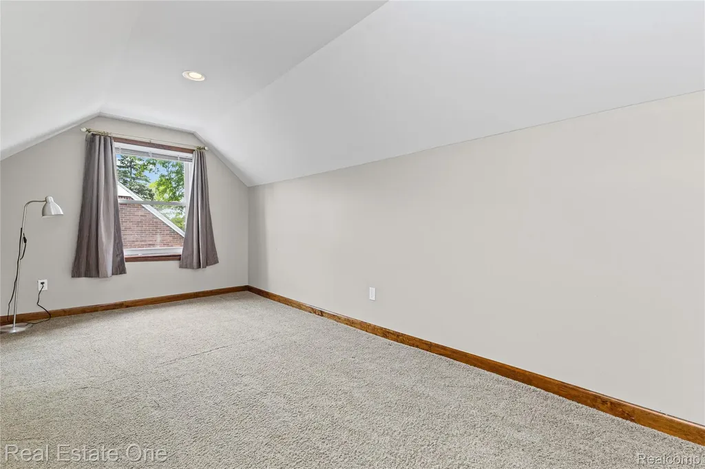 19505 Kelly Road Harper Woods City MI 48225