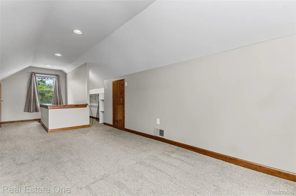 19505 Kelly Road Harper Woods City MI 48225