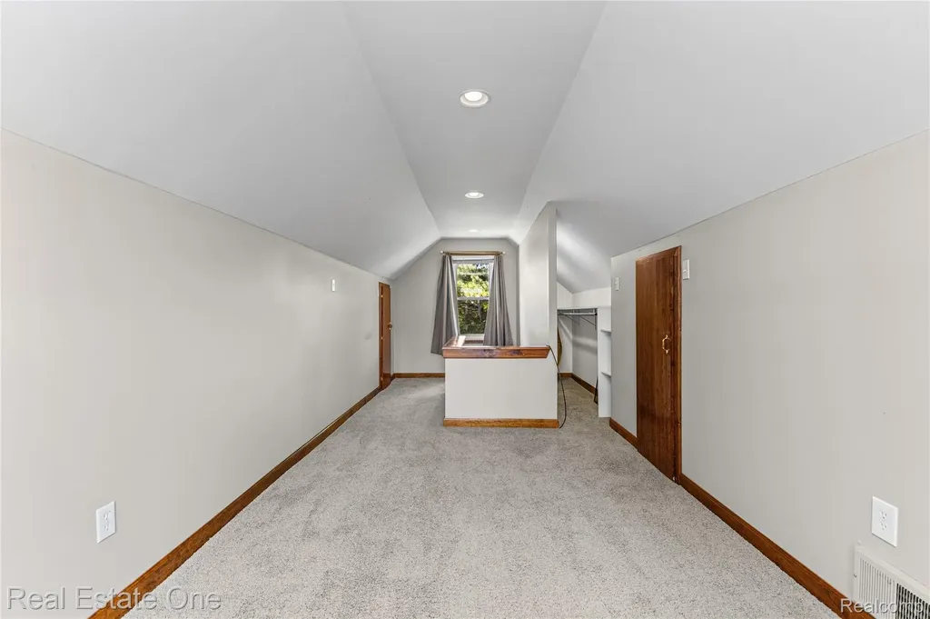 19505 Kelly Road Harper Woods City MI 48225