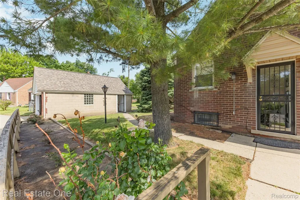 19505 Kelly Road Harper Woods City MI 48225