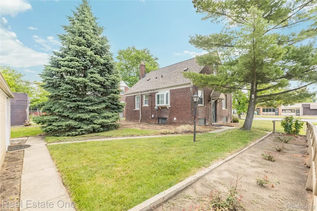 19505 Kelly Road Harper Woods City MI 48225