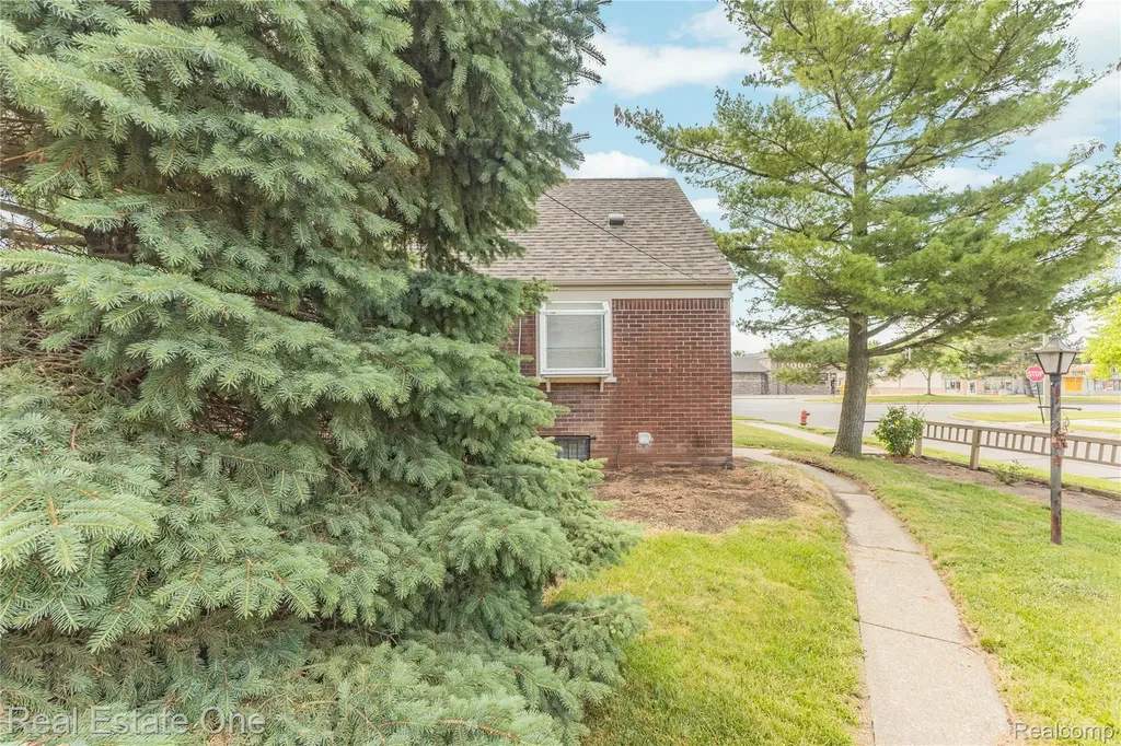 19505 Kelly Road Harper Woods City MI 48225