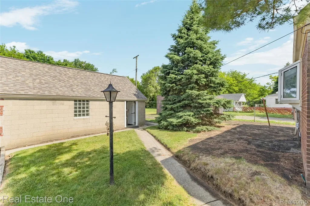19505 Kelly Road Harper Woods City MI 48225