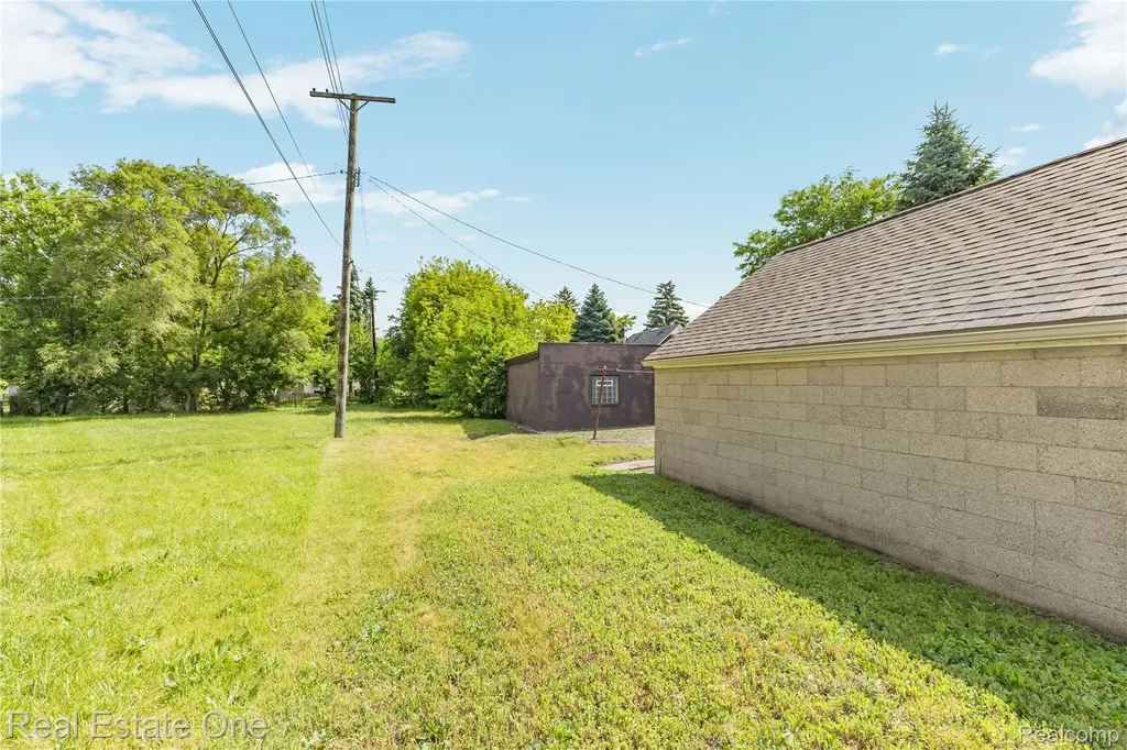 19505 Kelly Road Harper Woods City MI 48225