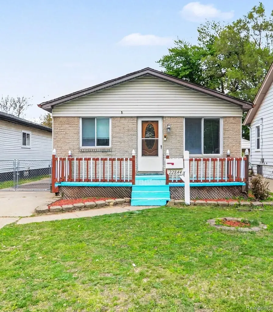 22844 Hillock Avenue Warren City MI 48089