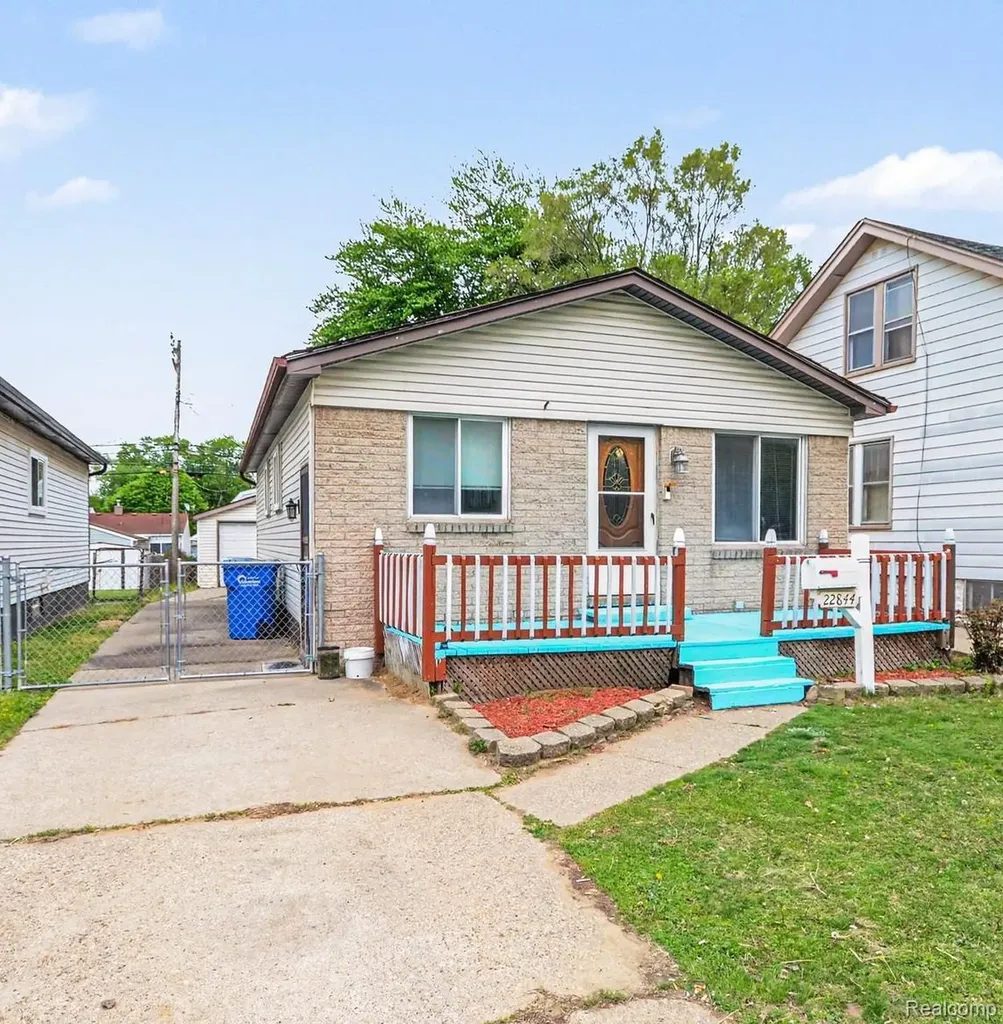 22844 Hillock Avenue Warren City MI 48089