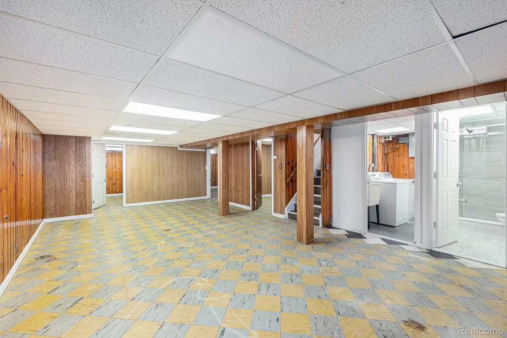 5239 East 13 Mile Road Warren City MI 48092
