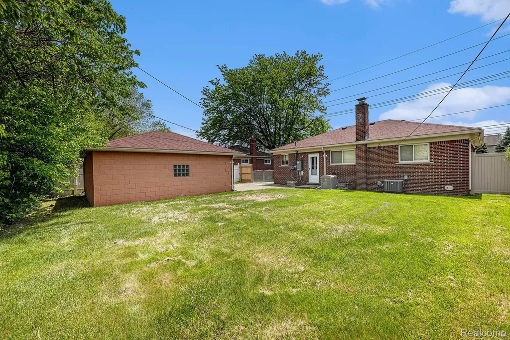 5239 East 13 Mile Road Warren City MI 48092