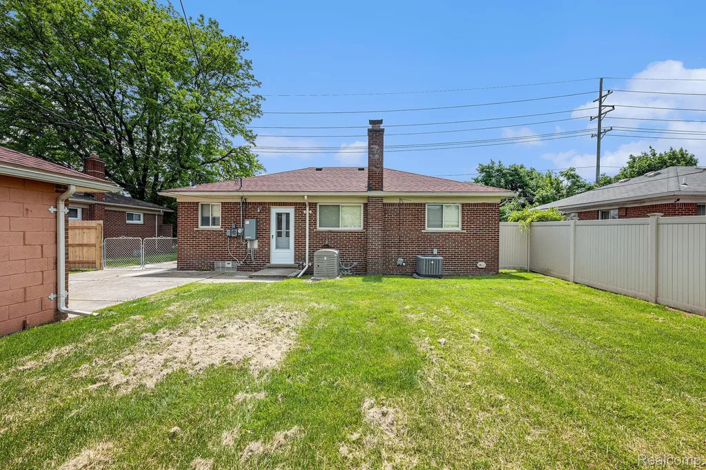 5239 East 13 Mile Road Warren City MI 48092