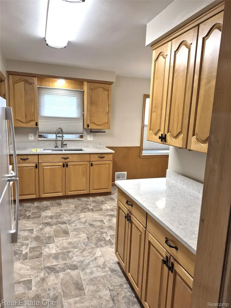 13688 Commonwealth Street Southgate City MI 48195