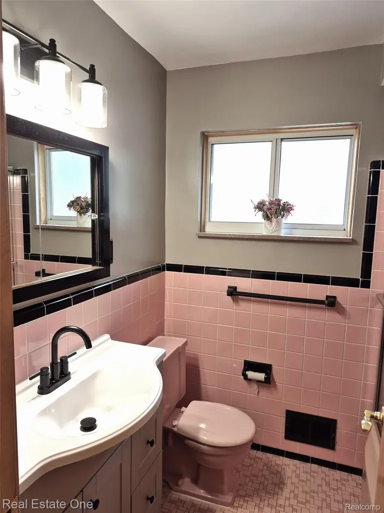 13688 Commonwealth Street Southgate City MI 48195