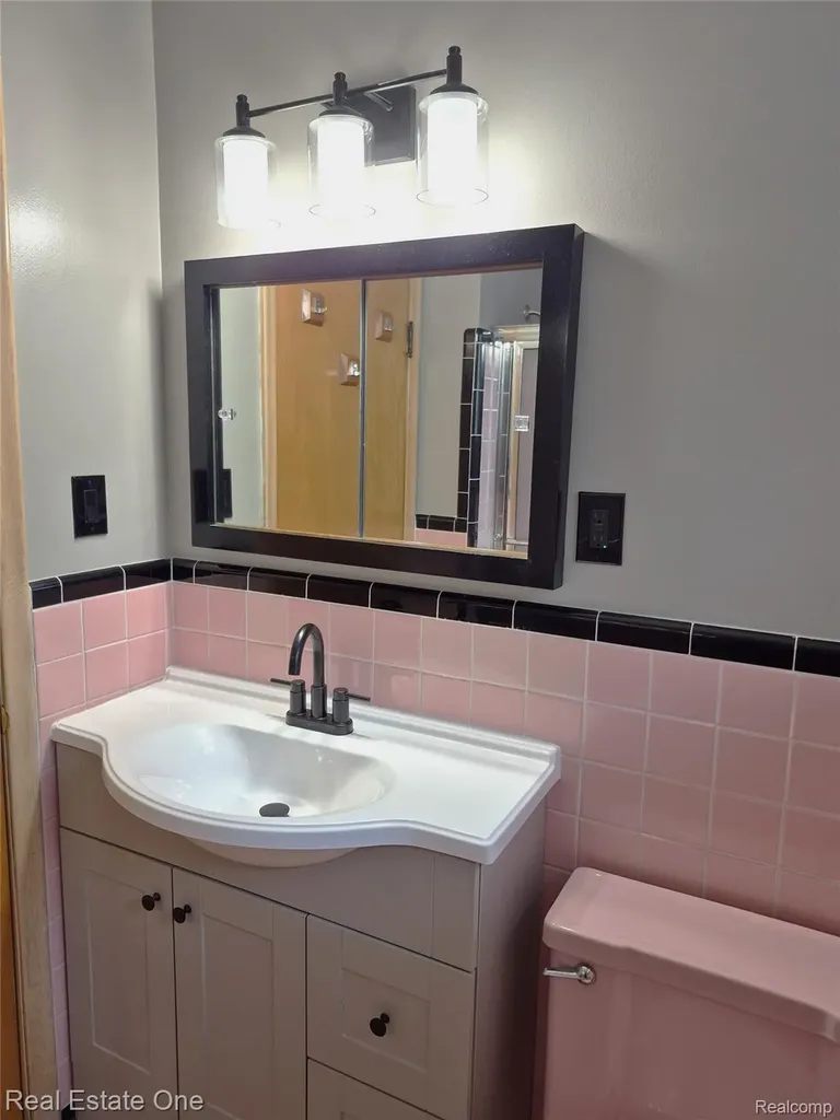 13688 Commonwealth Street Southgate City MI 48195