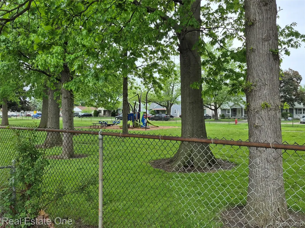 13688 Commonwealth Street Southgate City MI 48195