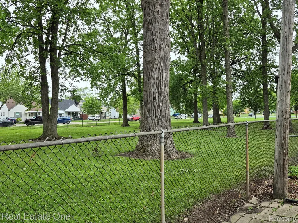 13688 Commonwealth Street Southgate City MI 48195