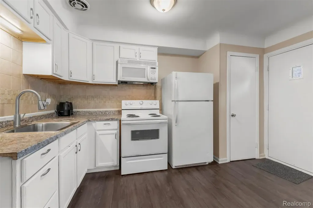 2056 Lafayette Boulevard Lincoln Park City MI 48146