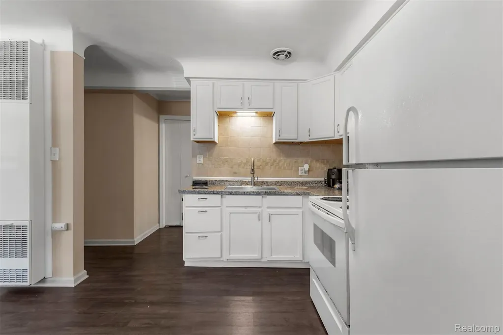 2056 Lafayette Boulevard Lincoln Park City MI 48146