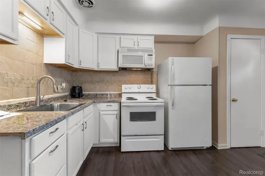 2056 Lafayette Boulevard Lincoln Park City MI 48146