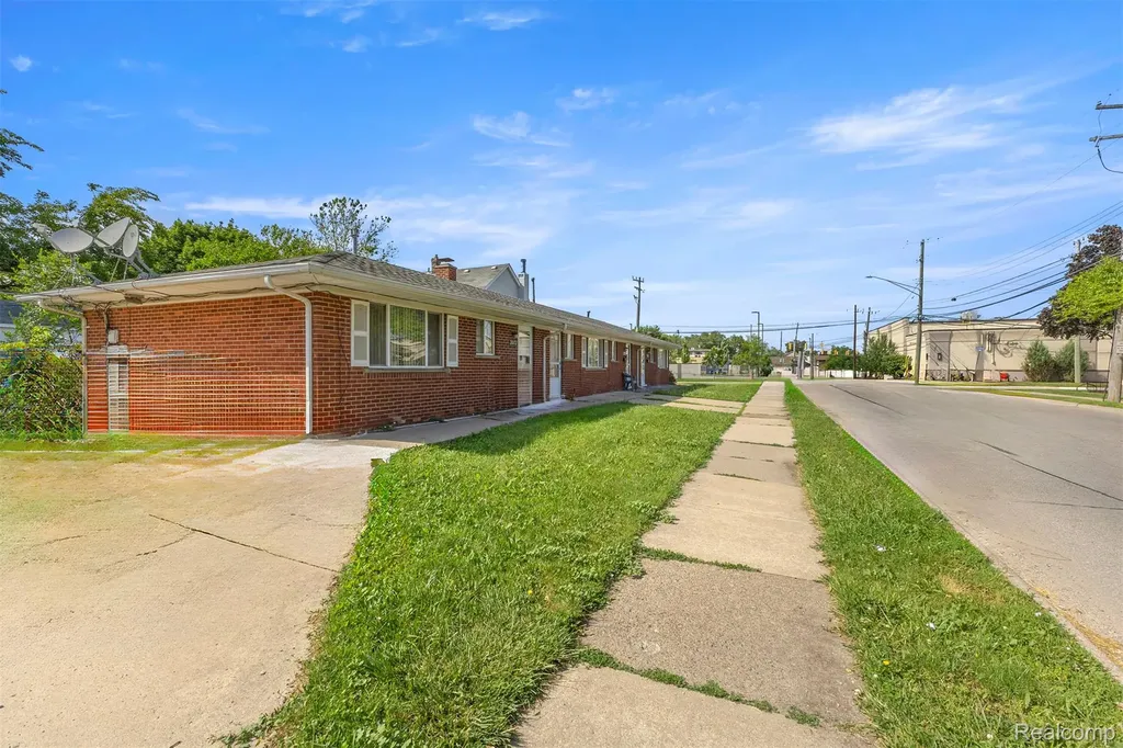 2056 Lafayette Boulevard Lincoln Park City MI 48146
