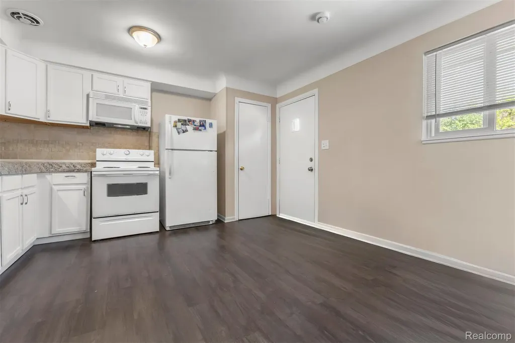 2056 Lafayette Boulevard Lincoln Park City MI 48146