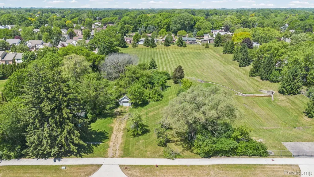 42021 Dequindre Road Troy City MI 48085