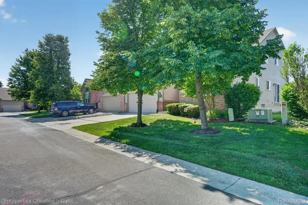 237 Winslow Circle Commerce Charter Township MI 48390