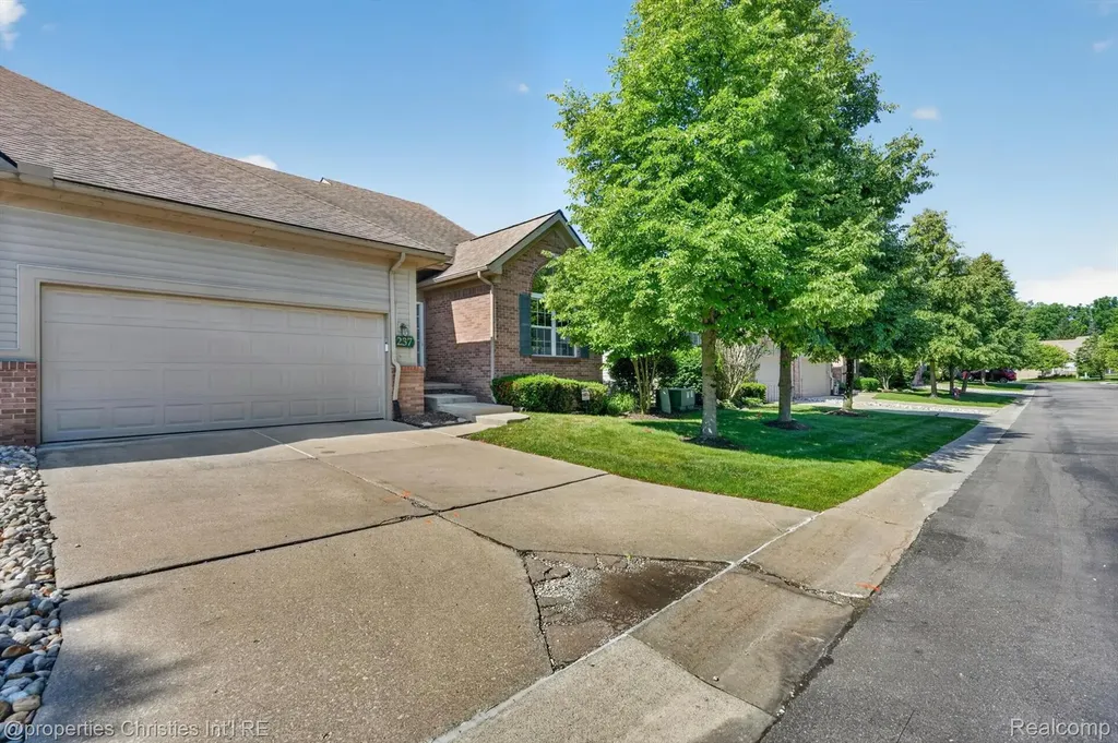 237 Winslow Circle Commerce Charter Township MI 48390