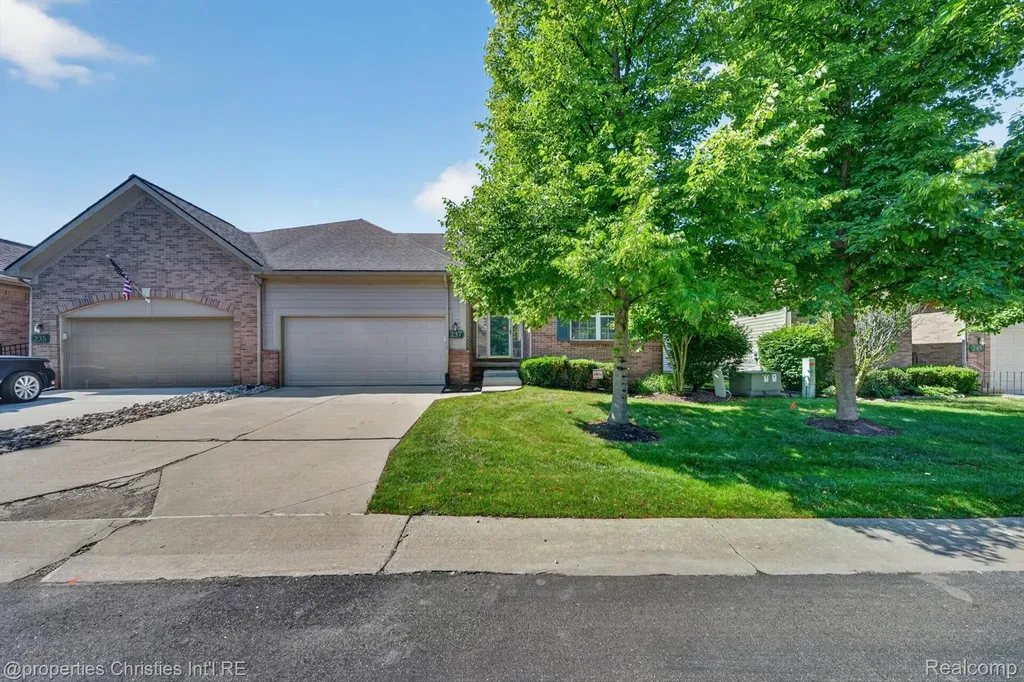 237 Winslow Circle Commerce Charter Township MI 48390