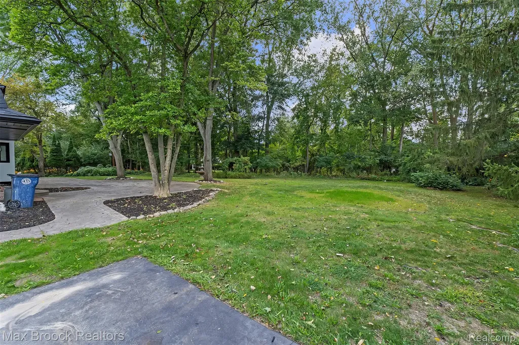 7244 Lahser Road Bloomfield Hills City MI 48301