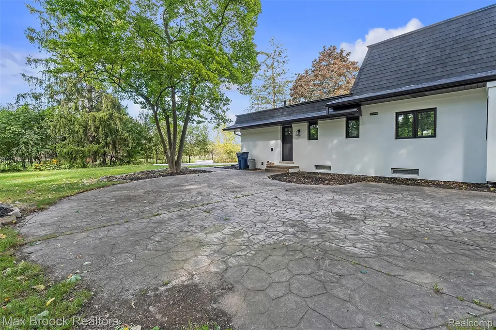 7244 Lahser Road Bloomfield Hills City MI 48301