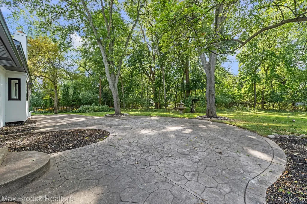 7244 Lahser Road Bloomfield Hills City MI 48301