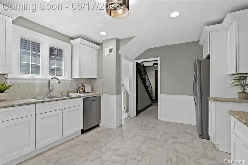 312 Mckinley Avenue Grosse Pointe Farms City MI 48236