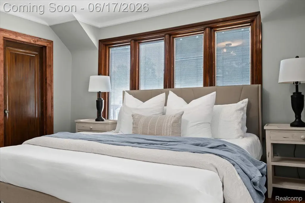 312 Mckinley Avenue Grosse Pointe Farms City MI 48236