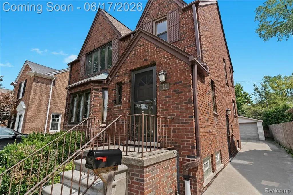 312 Mckinley Avenue Grosse Pointe Farms City MI 48236