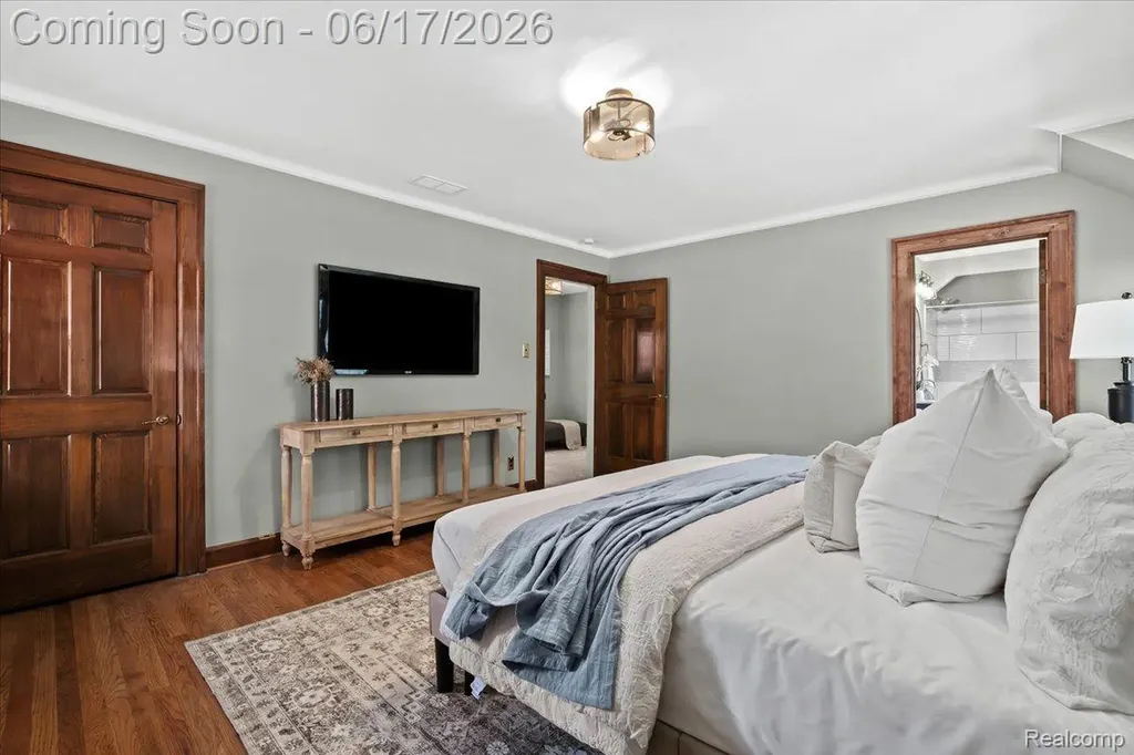 312 Mckinley Avenue Grosse Pointe Farms City MI 48236