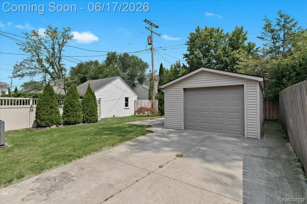 312 Mckinley Avenue Grosse Pointe Farms City MI 48236