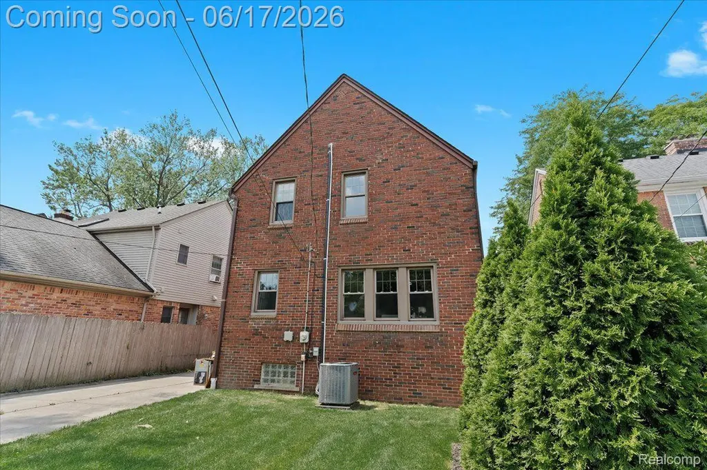 312 Mckinley Avenue Grosse Pointe Farms City MI 48236