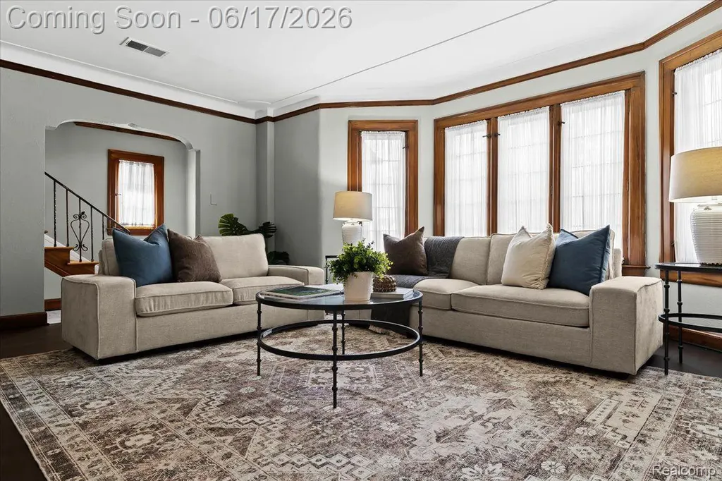 312 Mckinley Avenue Grosse Pointe Farms City MI 48236