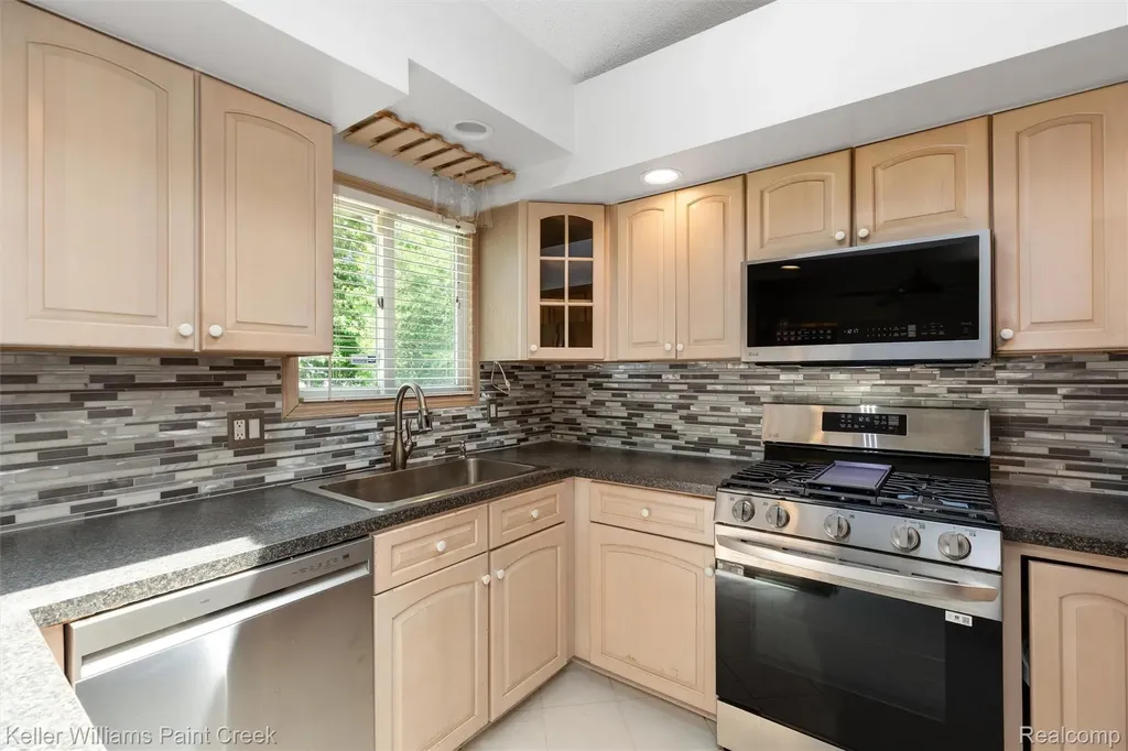 39240 Nottingham Street Westland City MI 48186