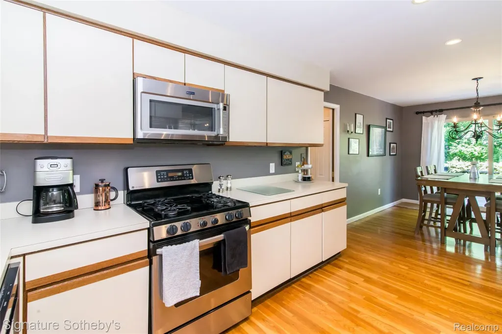 576 Ten Point Drive Rochester Hills City MI 48309