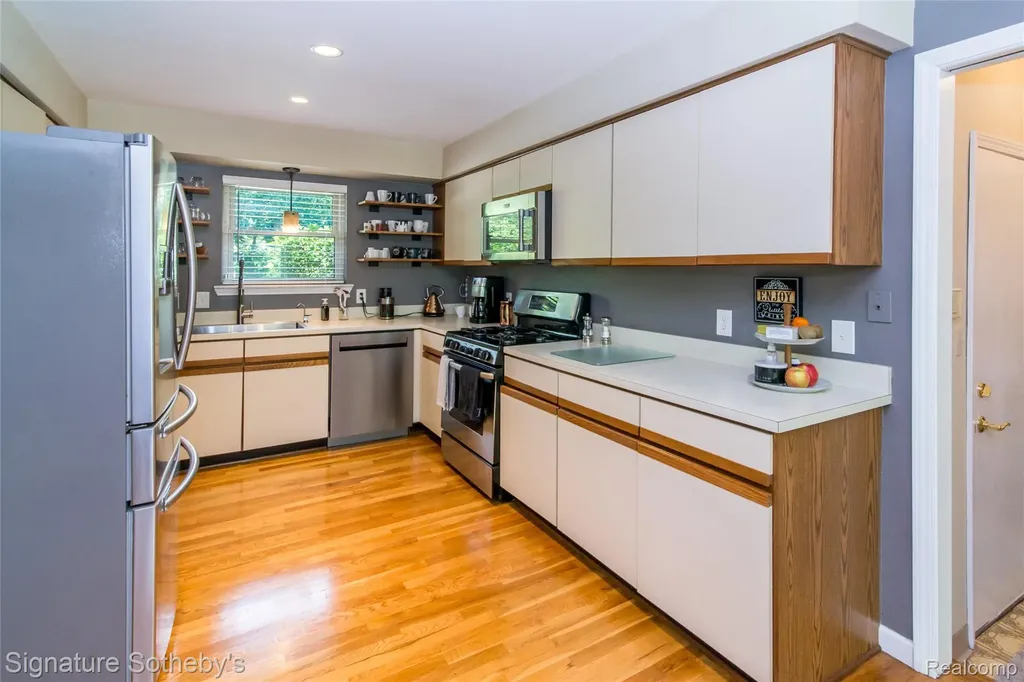576 Ten Point Drive Rochester Hills City MI 48309