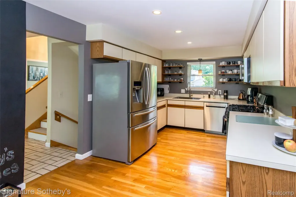 576 Ten Point Drive Rochester Hills City MI 48309