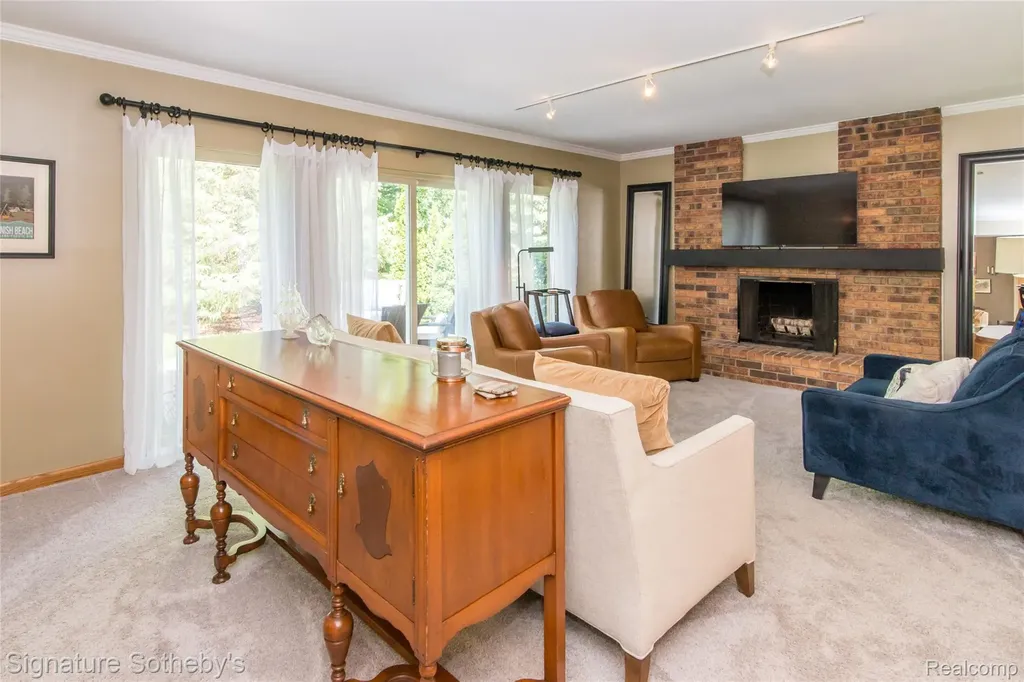 576 Ten Point Drive Rochester Hills City MI 48309
