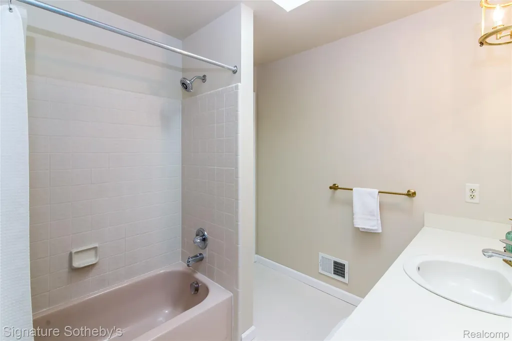 576 Ten Point Drive Rochester Hills City MI 48309