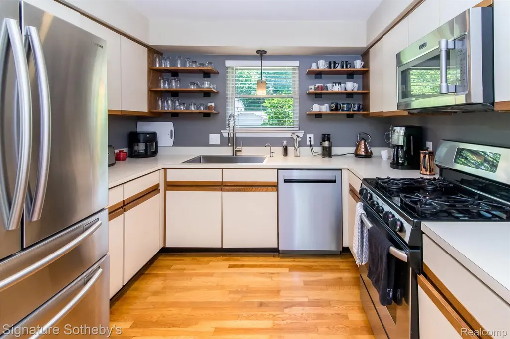 576 Ten Point Drive Rochester Hills City MI 48309