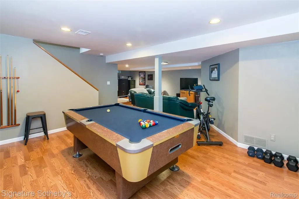 576 Ten Point Drive Rochester Hills City MI 48309