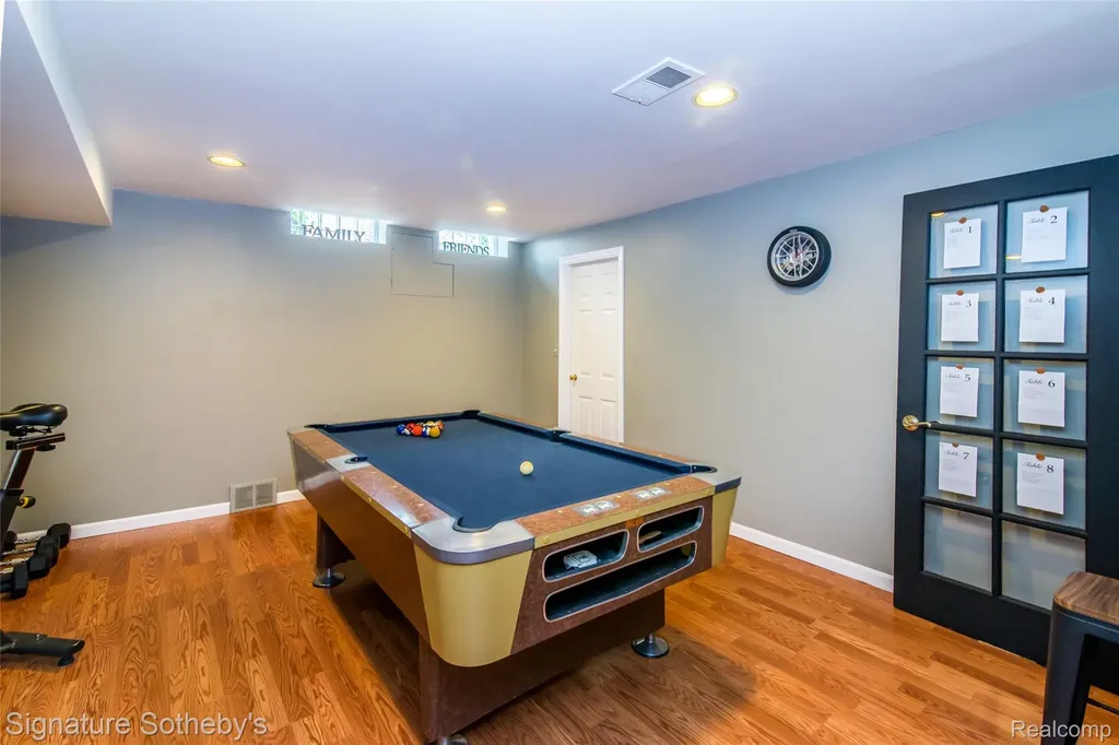 576 Ten Point Drive Rochester Hills City MI 48309