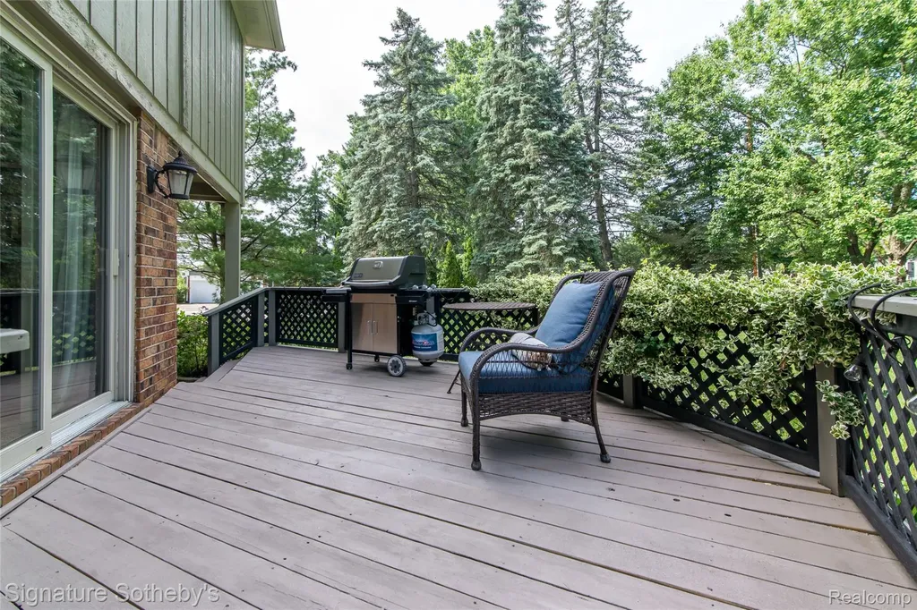576 Ten Point Drive Rochester Hills City MI 48309